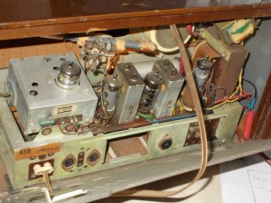 Wnętrze radia lampowego z 1963 roku